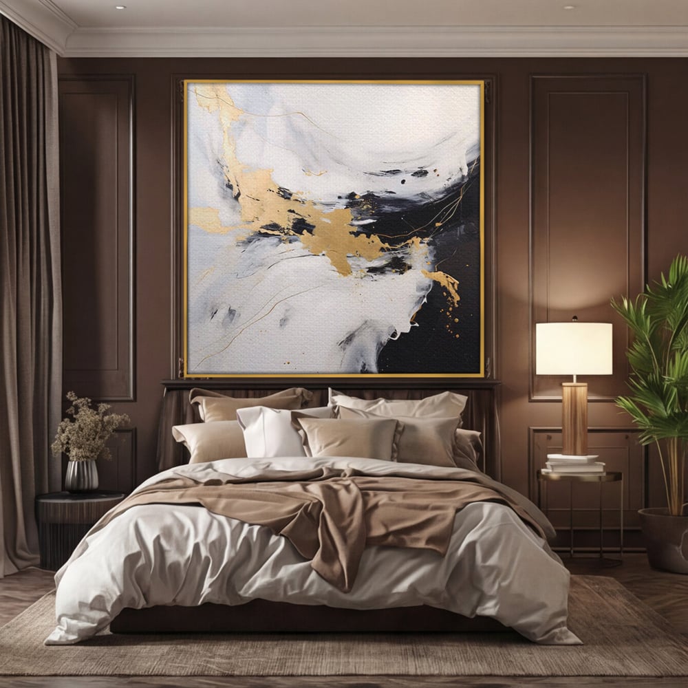 Tablou canvas cu tablou abstract cu insertii aurii, in rama de aluminiu auriu, pe perete intr-un dormitor